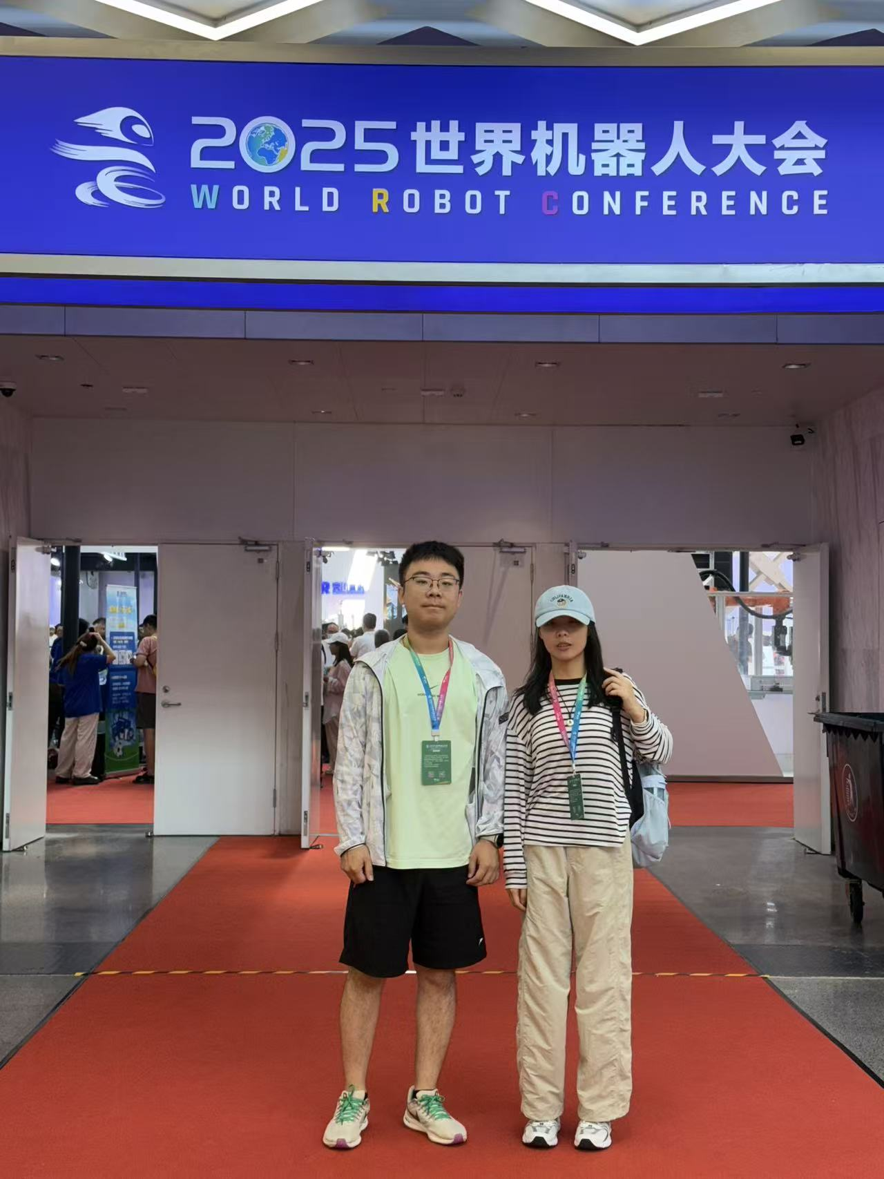 图2：成员合影